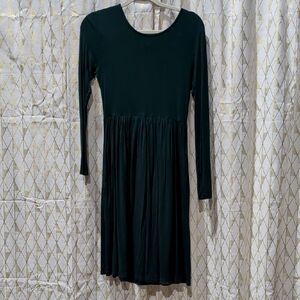 Elegant Green Long-Sleeve Dress